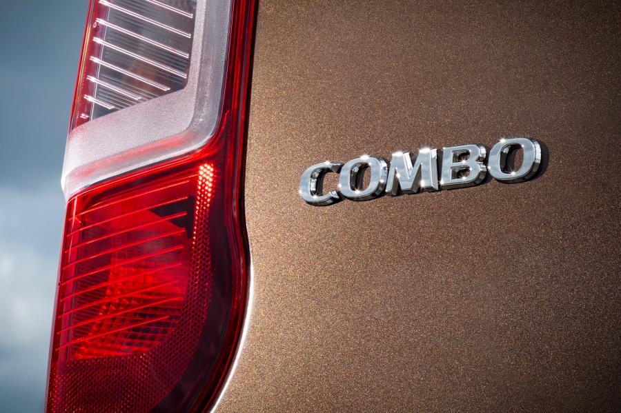 Логотип Opel Combo Cargo 2018 года  (фото 12 из 26)